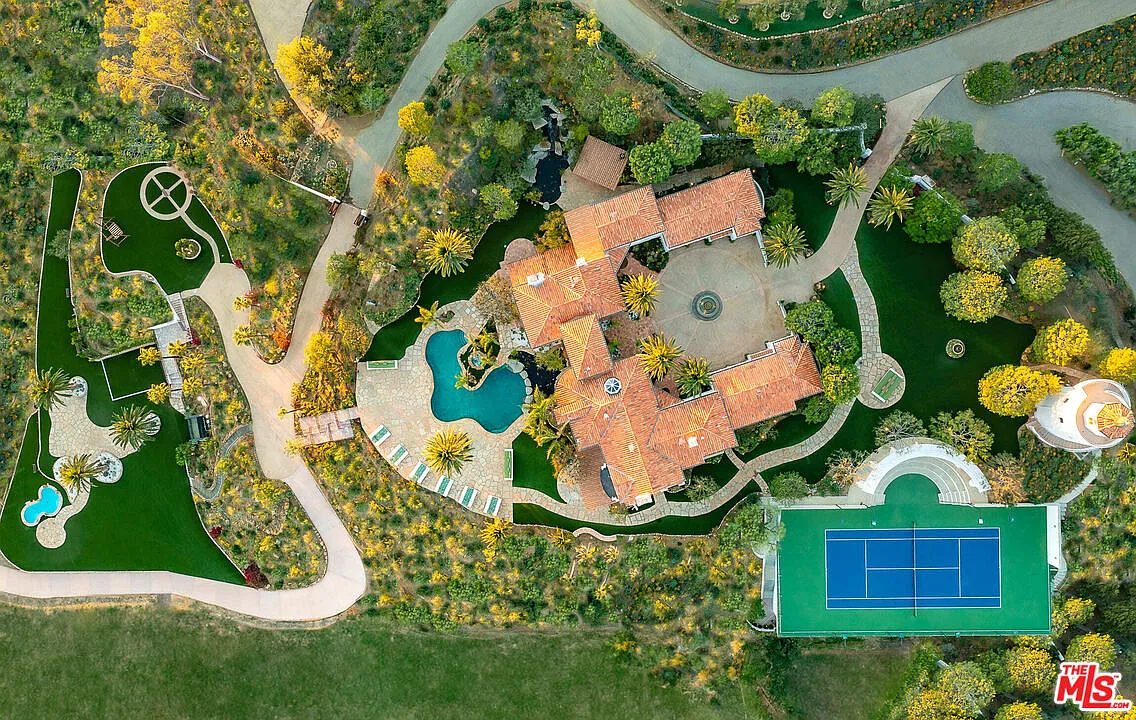 9 bed, 10.0 bath, 10000 sqft, $180,000 — Photo 3