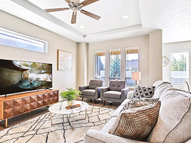 2023 E Oakcrest Dr — Photo 1