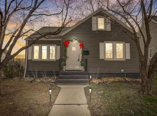 906 Pine St, Saint Charles, MO 63301