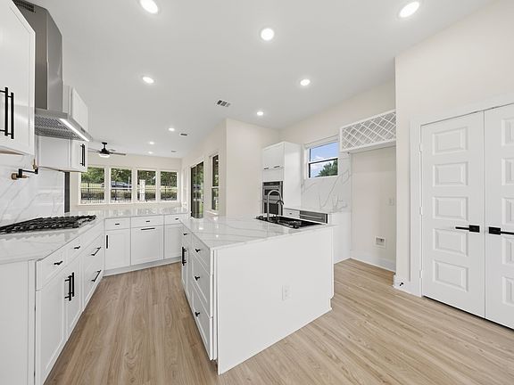 5th image of 3700 Creek View Dr
