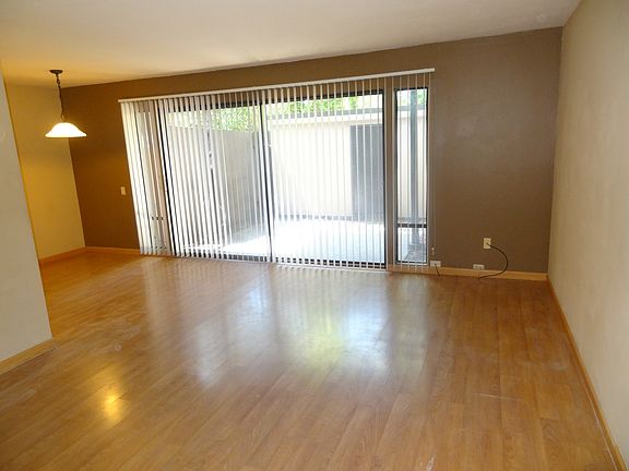 3rd image of 733 Woodside Ln E Unit 8