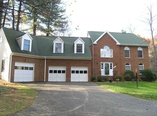 7056 Idylwood Rd, Falls Church, VA 22043