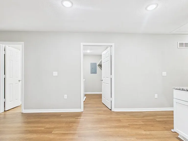 306 W Market St — Photo 35