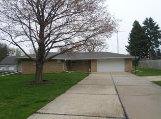 825 Newman Rd S, Racine, WI 53406