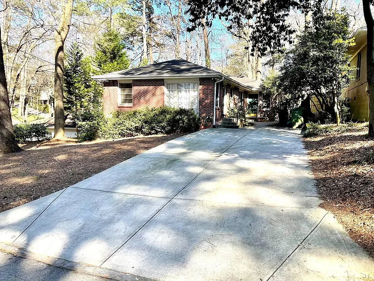 1805 Piedmont Way NE #B — Photo 2