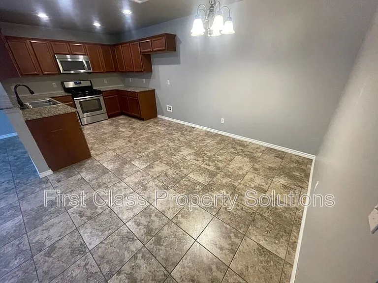 129 Ashley Dr — Photo 5