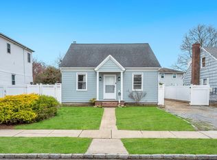 73 Willoughby Ave, Hicksville, NY 11801