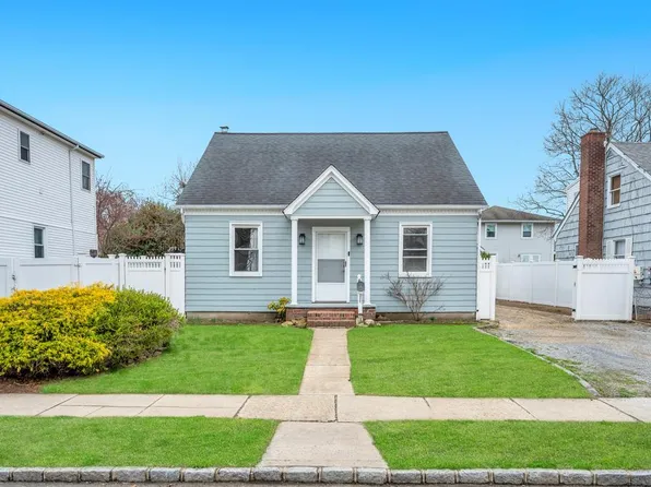 73 Willoughby Ave, Hicksville, NY 11801