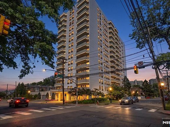 2nd image of 1600 Center Ave APT 1A