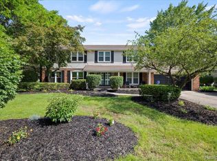 33482 Old Timber Rd, Farmington Hills, MI 48331