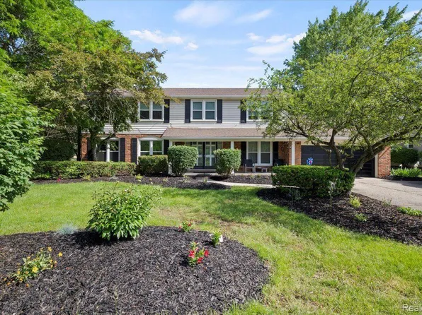 33482 Old Timber Rd, Farmington Hills, MI 48331