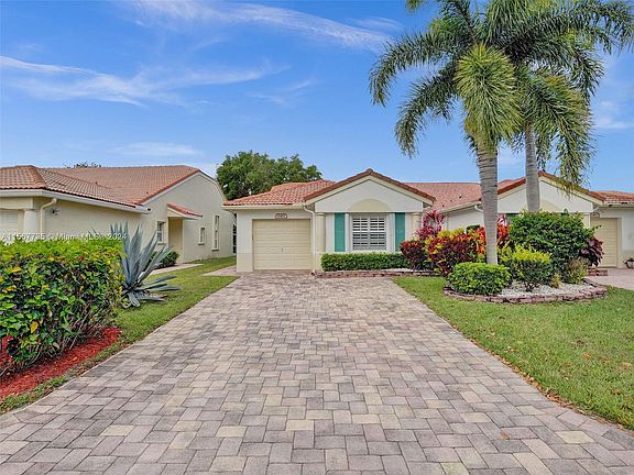 2nd image of 15457 Lake Gardenia Pl