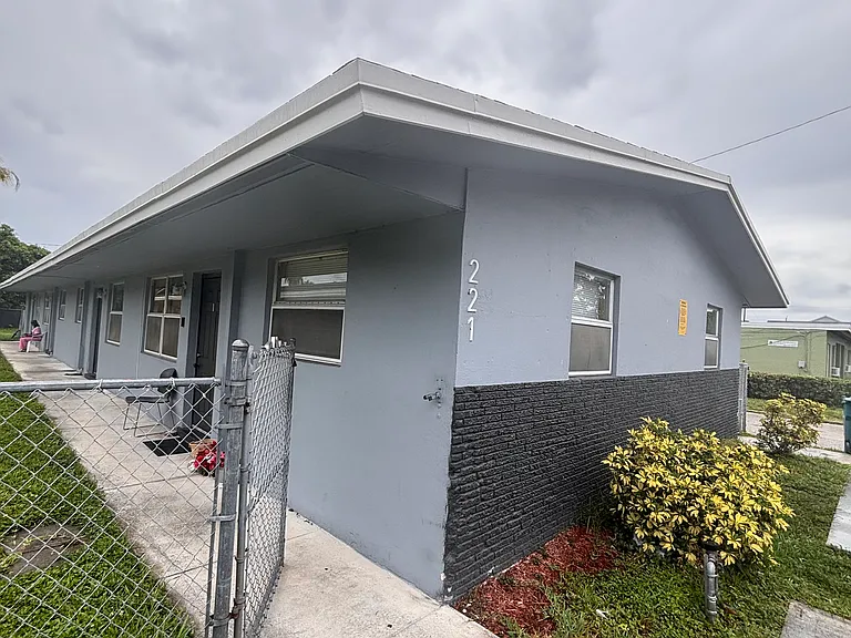 221 NW 11th Ave #3 — Photo 3