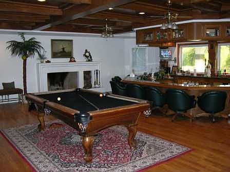 Entertainment area with full wetbar