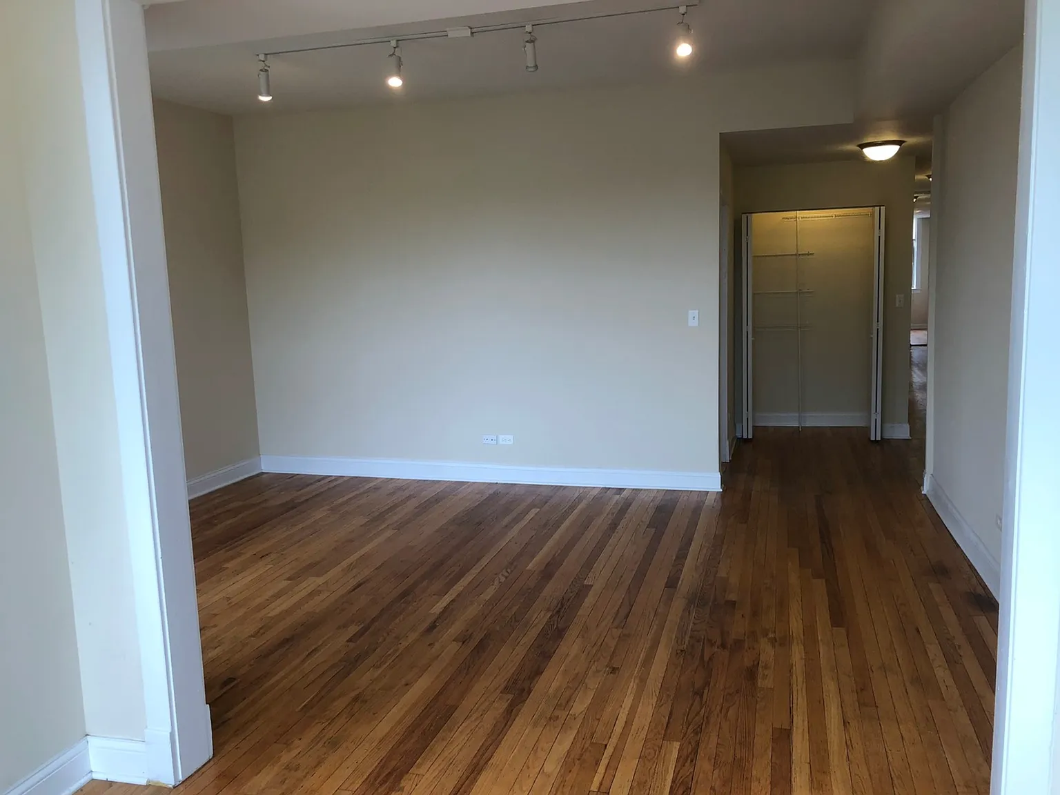 2 bed, 950 sqft, $1,950 — Photo 4