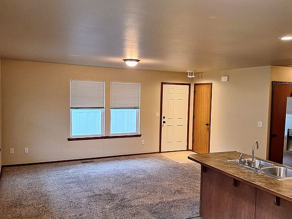 3rd image of 304 Saddlehorn Ln