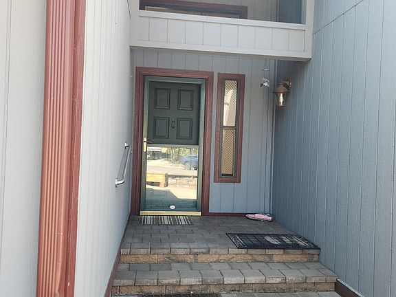 3rd image of 611 NE Tracker Ct