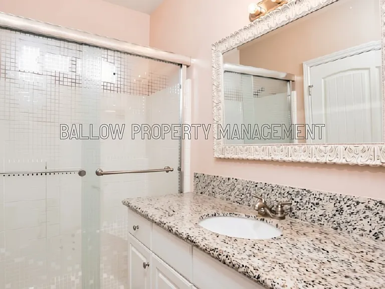 1327 Holly Ave — Photo 6