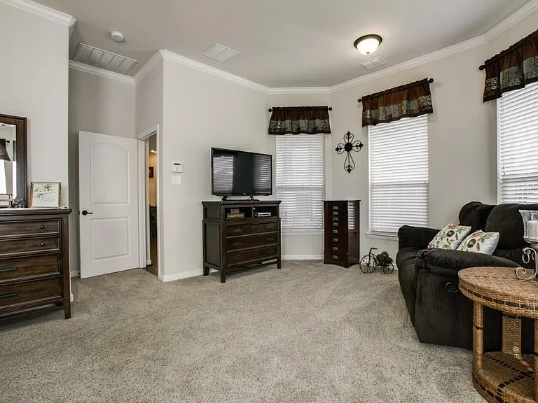 181 Hampton Dr — Photo 16