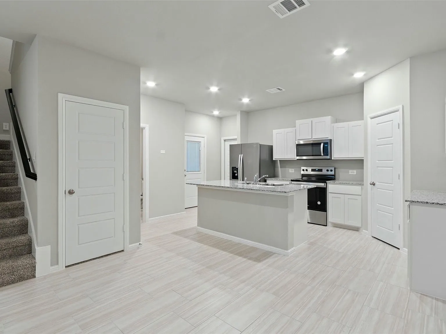 3 bed, 2.5 bath, 1495 sqft, $2,100 — Photo 2