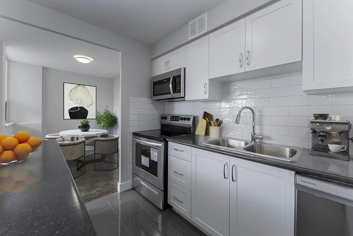 159 University Avenue East — Photo 3