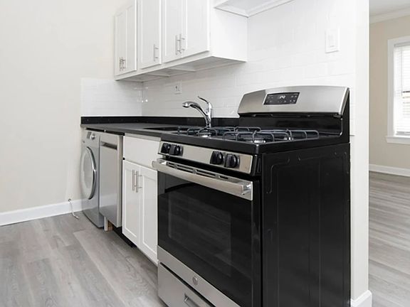 4th image of 647 W Roscoe St #648-2S