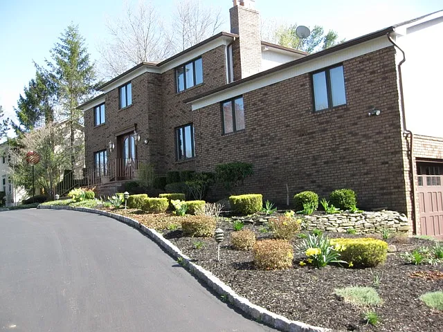60 Thomas Dr photo 1
