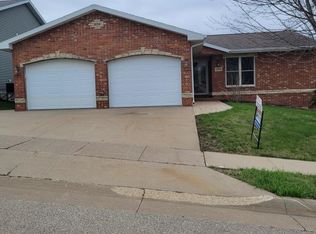 7874 S Westbrook Dr, Dubuque, IA 52002