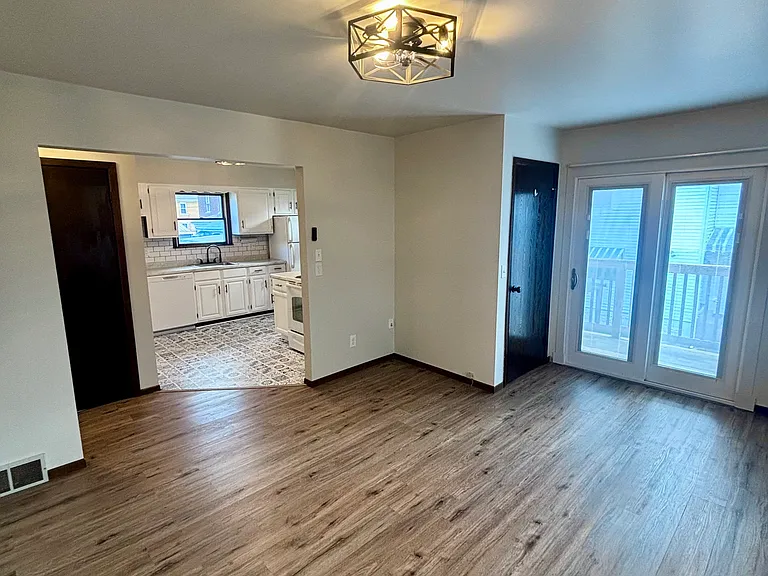 1033 Wilson Ave — Photo 1