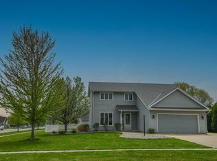 641 Small Farm Rd, Mukwonago, WI 53149