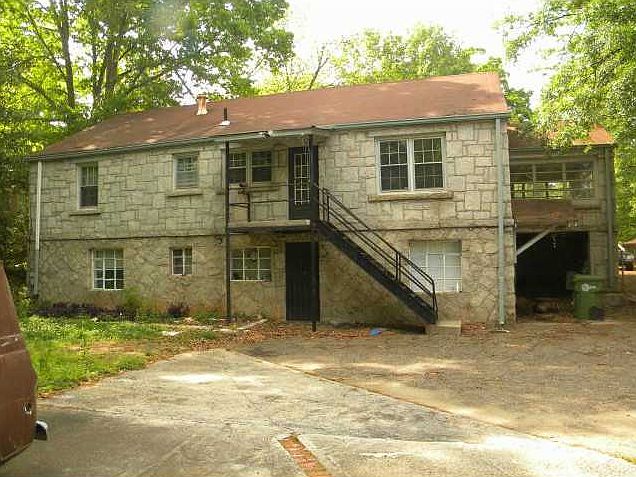 Parking to accommodate up to 3 vehicles for this rental.