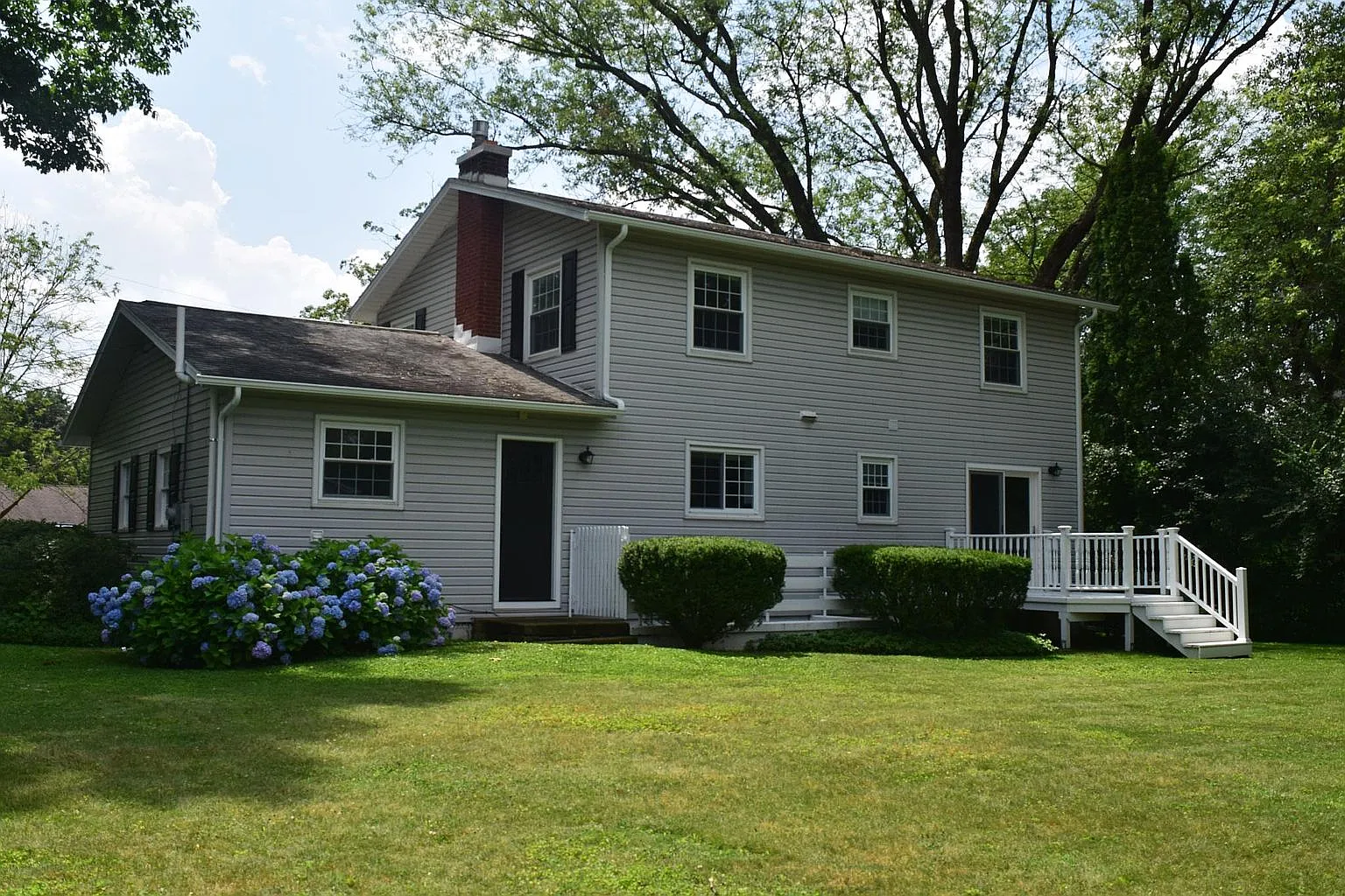 4 bed, 1.5 bath, 2454 sqft, $1,900 — Photo 2