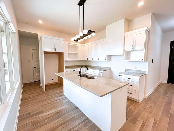 4th image of 1721 Cordova Dr