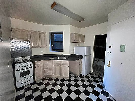 2nd image of 462 E 115th St APT 3A