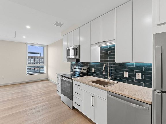 2nd image of 140 Bank St #811