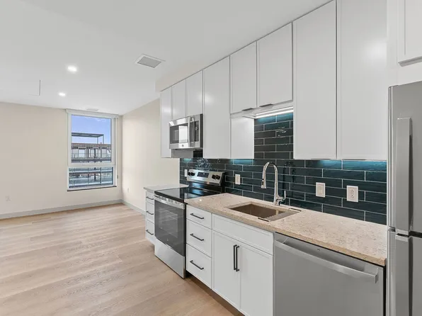 Bank Street Apartments at Burlington Square