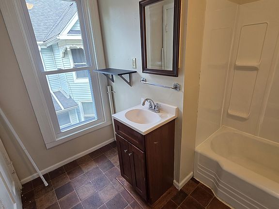 4th image of 939 W 10th St