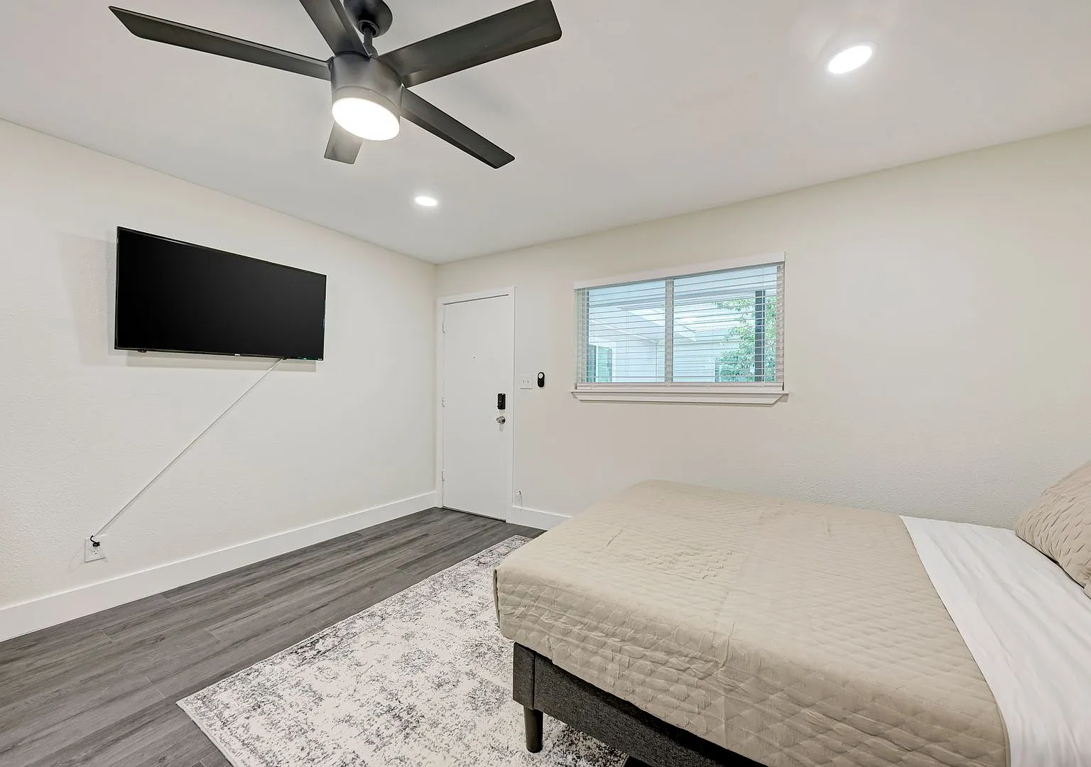For Lease Fully Furnished Studio Near UT — Photo 4