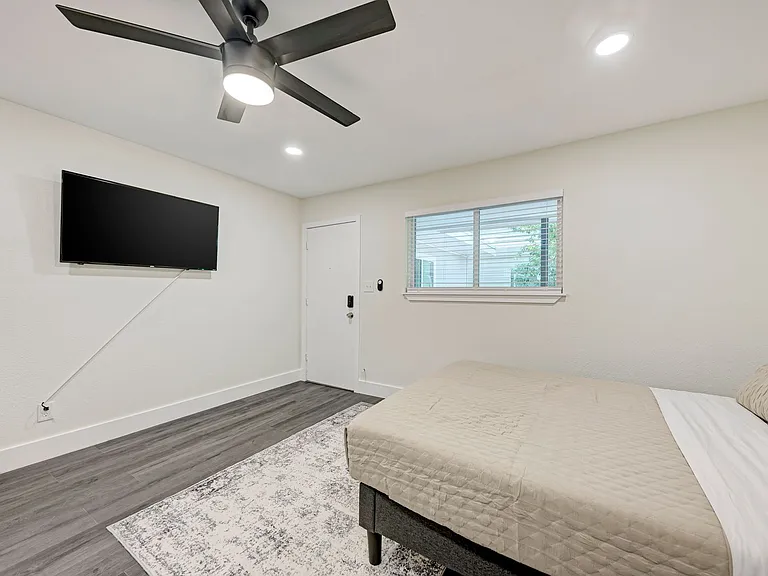 2302 Leon St #10 — Photo 4