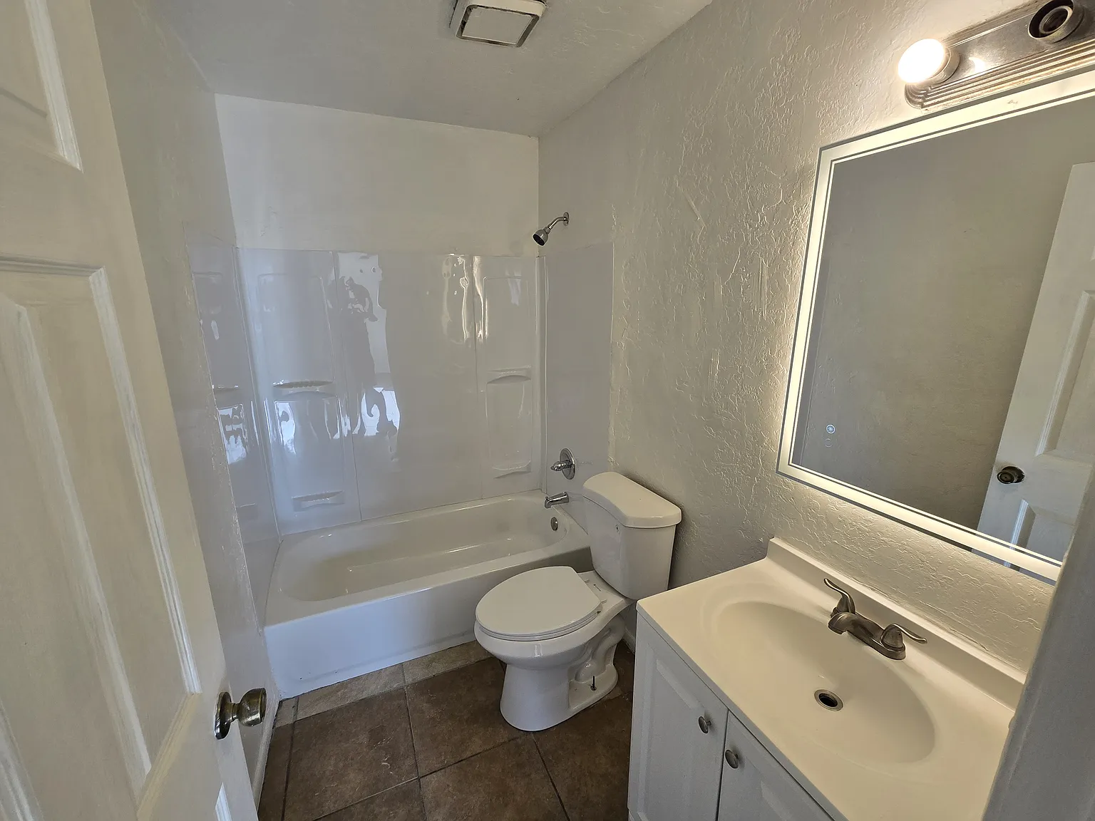2 bed, 800 sqft, $1,300 — Photo 1