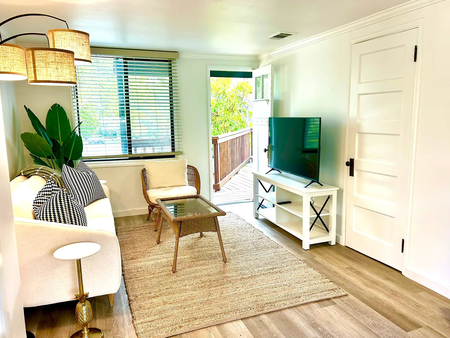 2306 Cliff Dr — Photo 2