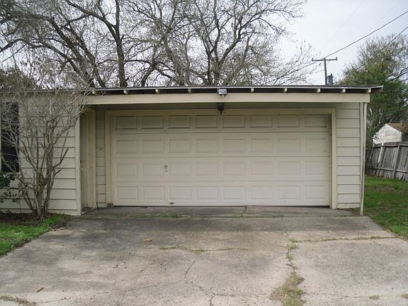 3rd image of 1301 Cambridge Dr