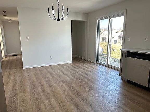 3rd image of 4676 Greenwood Rd