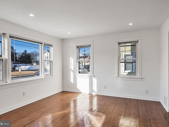 5th image of 113 E Olive St