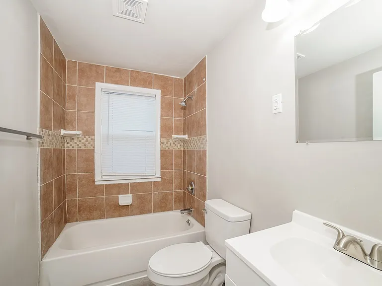 1662090_025_main_bathroom_13251286.jpg