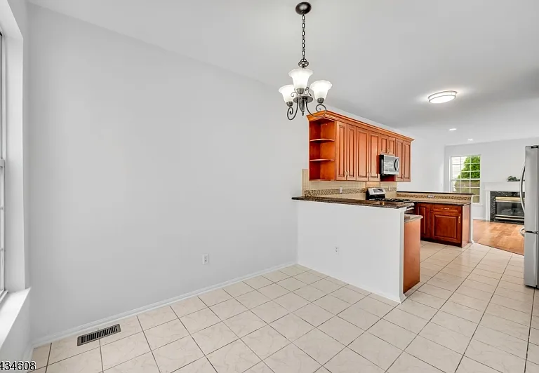 63 Albert Ct — Photo 3