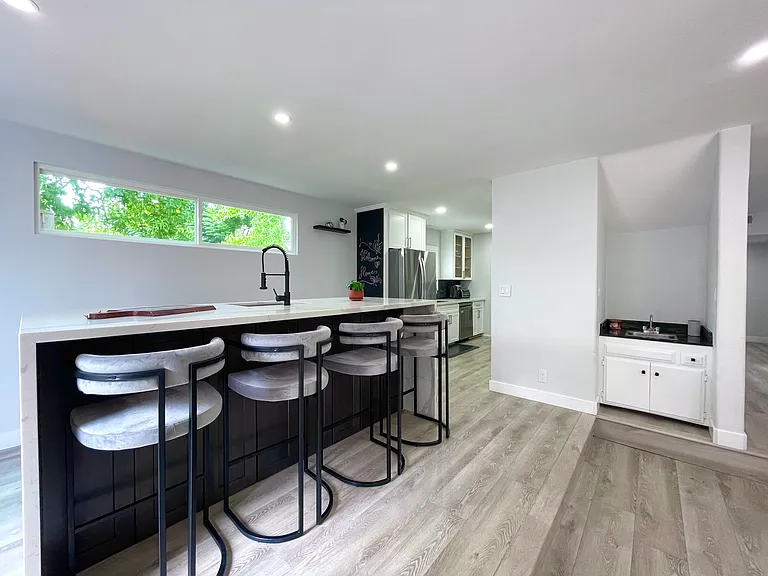 Island, wet bar, and kitchen