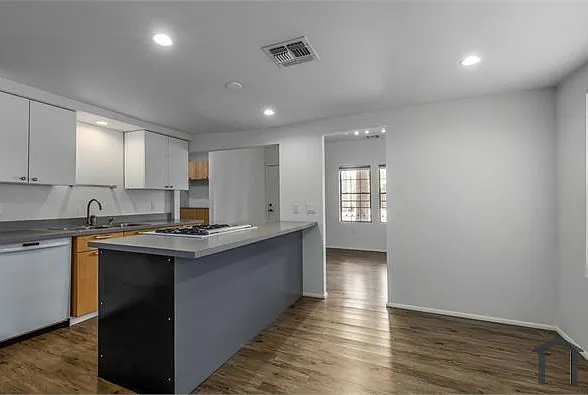 1030 E Polk St — Photo 3