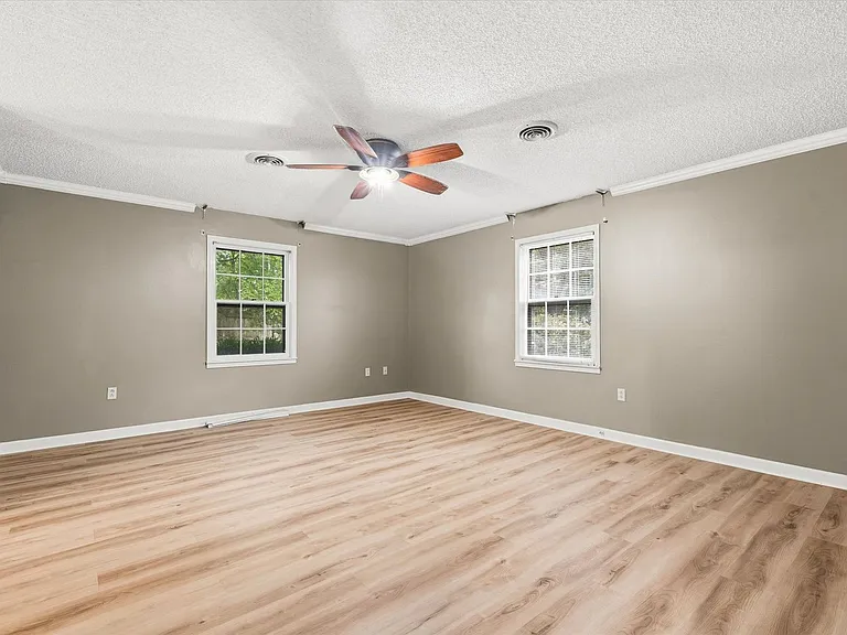 1610 Hillcrest Dr — Photo 17