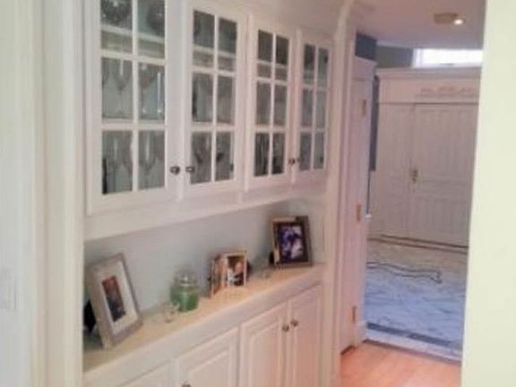 Built-in Crystal Hutch